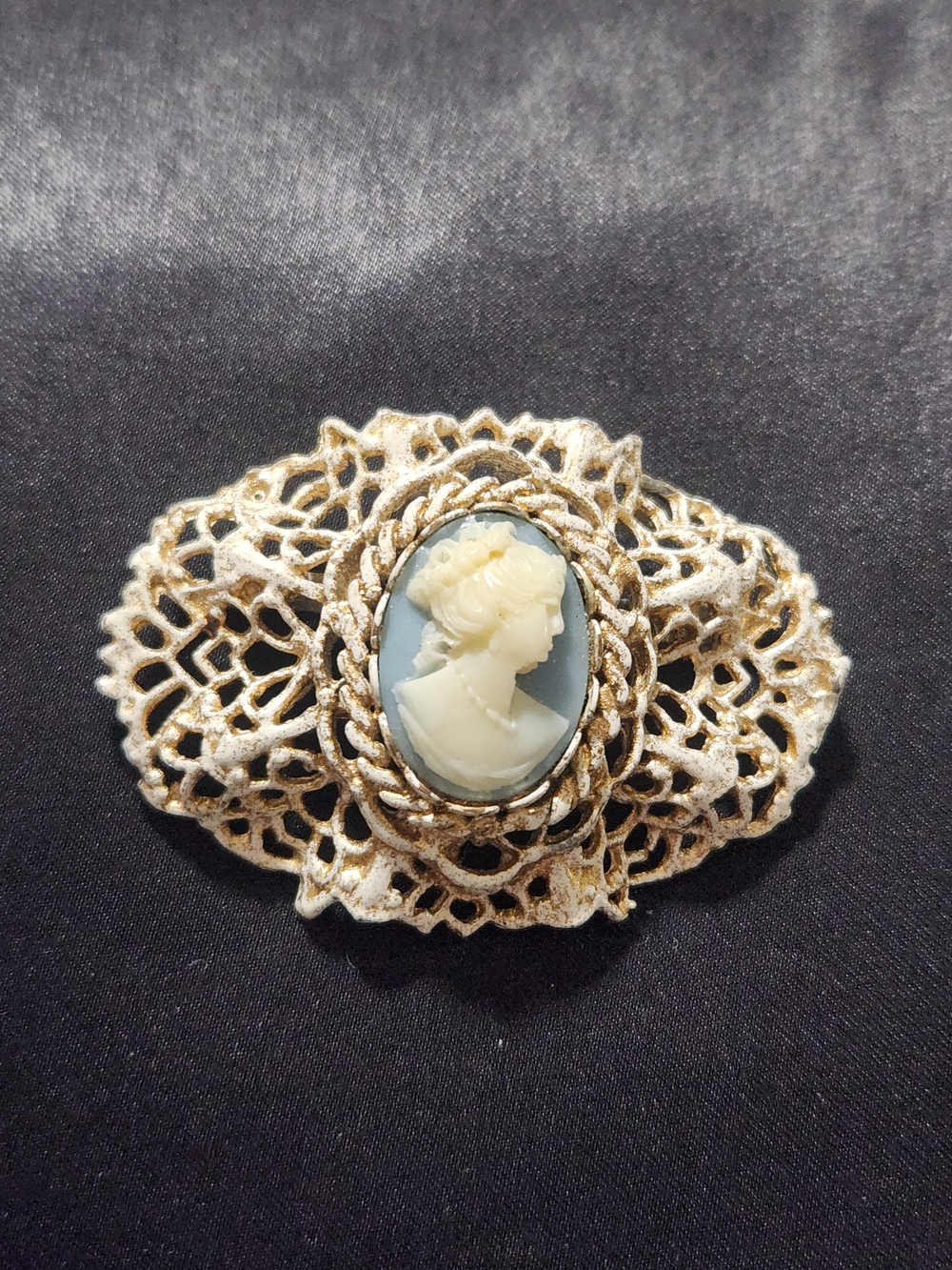 Vintage-Style Cameo Filigree Brooch in Cream and Blue